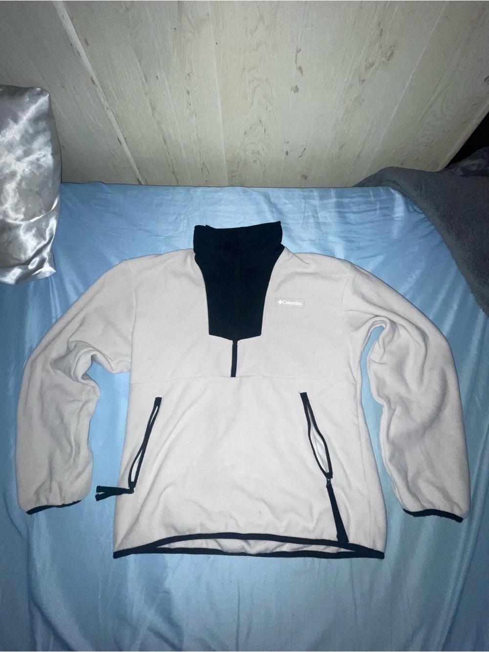 Columbia Men’s Light Beige Fleece Pullover with Black Trim